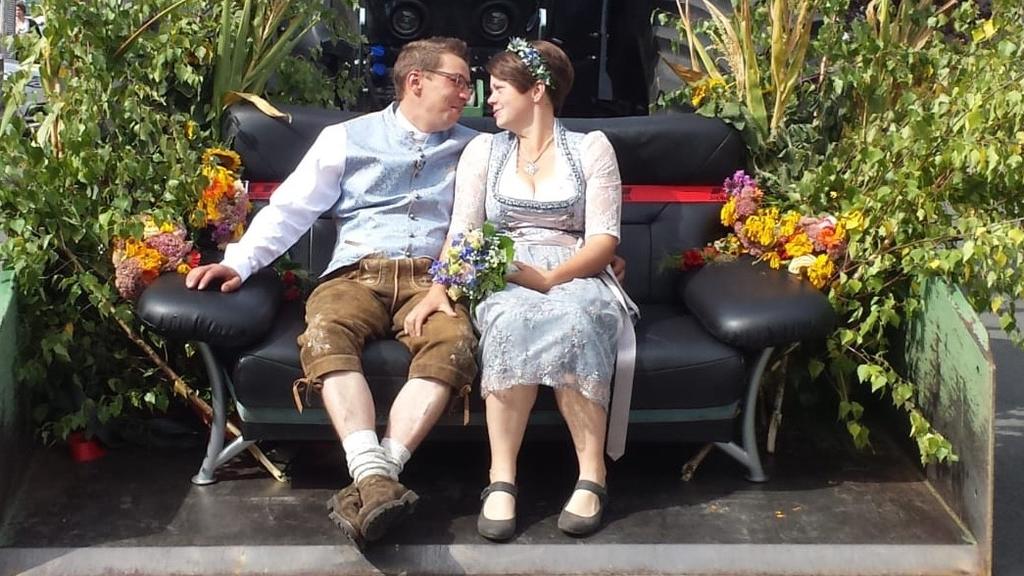 Und noch eine "Bauer sucht Frau"-Hochzeit! Ziegenwirt Roland und seine Franzi haben sich das Ja-Wort gegeben.