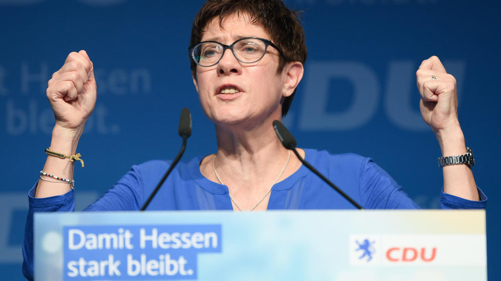 08.09.2018, Hessen, Offenbach am Main: Annegret Kramp-Karrenbauer, Generalsekretärin der Bundes-CDU, spricht auf dem Landesparteitag der CDU Hessen. Die hessische CDU will ihr Programm zur Landtagswahl verabschieden. Damit startet die Regierungsparte