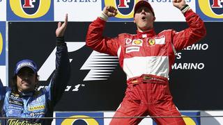 Versand: Michael Shumacher will seine Aufholjagd am Sonntag in Istanbul fortsetzen.IMOLA, ITALY - APRIL 23:  Michael Schumacher of Germany and Ferrari celebrates after finishing first as Fernando Alonso of Spain and Renault finishing 2nd applouds to the fans after the San Marino Formula One Grand Prix at the San Marino Circuit on April 23, 2006, in Imola, Italy.  (Photo by Vladimir Rys/Bongarts/Getty Images)