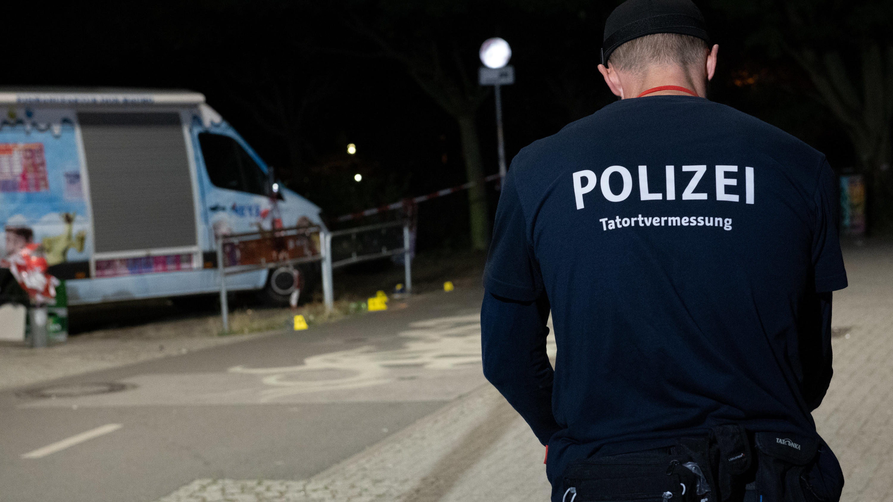 09.09.2018, Berlin: Ein Kriminaltechniker steht an einem Zugang zum Tempelhofer Feld in Berlin-Neukölln. Dort wurde ein Mann durch Schüsse lebensgefährlich verletzt. Der Verletzte wurde in ein Krankenhaus gebracht. Dort starb er an den Verletzungen. 