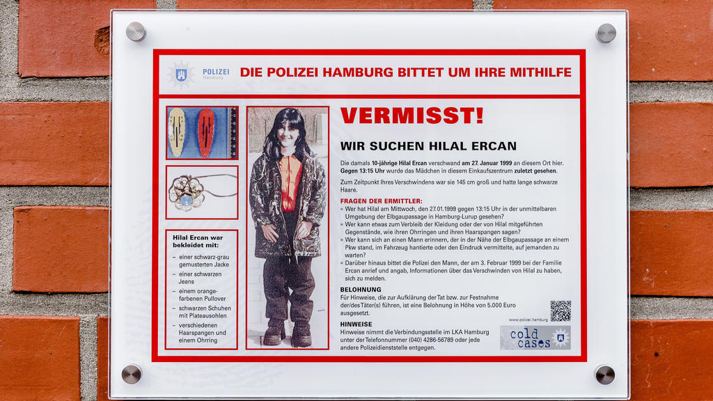Eine Tafel der Polizei Hamburg mit Informationen, Bildern und der Überschrift "Vermisst! Wir suchen Hilal Ercan" ist am 27.01.2018 in Hamburg an einem Einkaufszentrum im Stadtteil Lurup zu sehen. Sie soll am Ort des Verschwindens der 1999 zehn Jahre