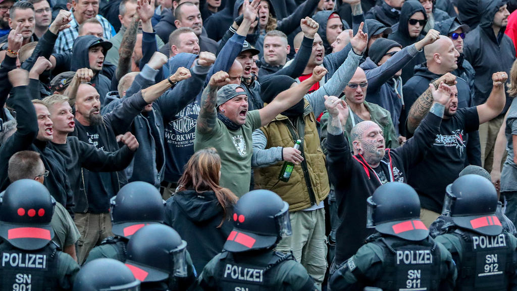 ARCHIV - 27.08.2018, Sachsen, Chemnitz: Demonstranten aus der rechten Szene gestikulieren und drohen Gegendemonstranten Gewalt an. Nach einem Streit war in der Innenstadt von Chemnitz ein Mann erstochen worden. Die Tat war Anlass für spontane Demonst