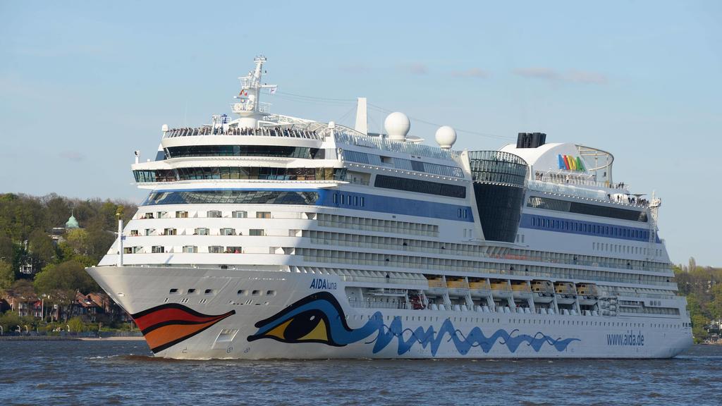 Hamburg, der 30. April 2017 Das Kreuzfahrtschiff AIDAluna im Hamburger Hafen (Archivbild). Daniel Küblböck wird an Bord des Schiffes der Reederei AIDA vermisst. AIDAluna verlässt Hamburger Hafen *** Hamburg the 30 April 2017 The cruise ship AIDAluna