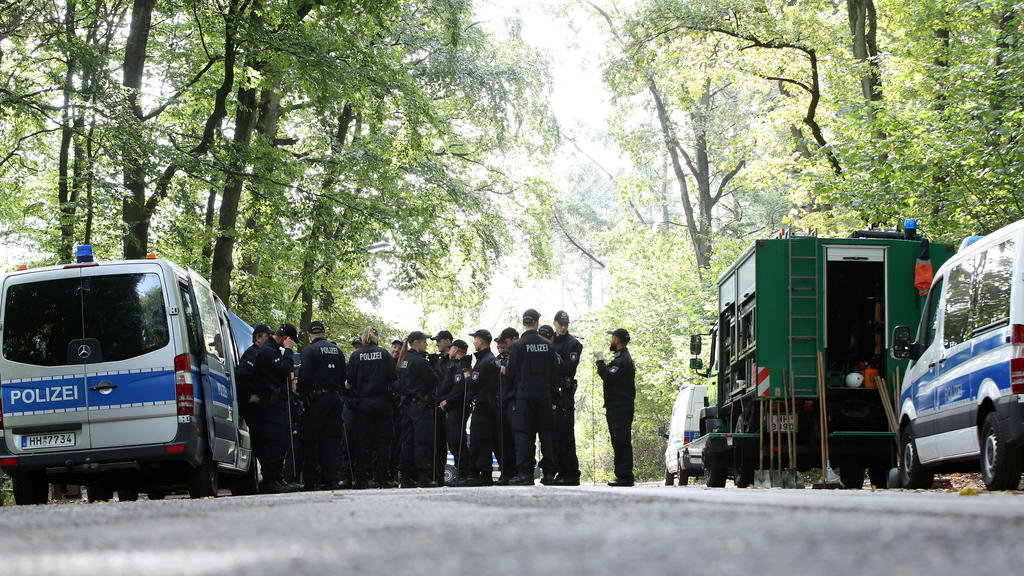 10.09.2018, Hamburg: Polizisten sind bei der Suche nach der Leiche der vermissten Hilal im Altonaer Volkspark mit Schaufeln im Einsatz. Mehr als 19 Jahre nach dem Verschwinden des Mädchens Hilal Ercan hat die Hamburger Polizei eine Leichensuche im Al