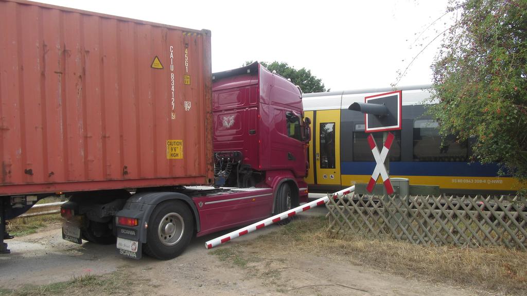 Ein Lkw entgeht in Meinbrexen ganz knapp einem folgenschweren Zusammenprall mit einem Regionalzug.