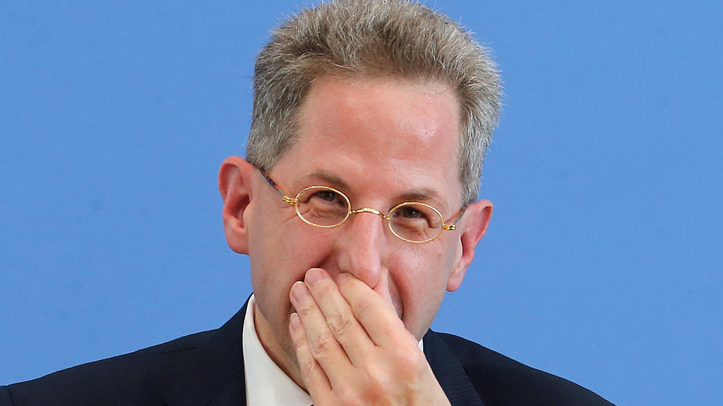 ARCHIV - 24.07.2018, Berlin: Hans-Georg Maaßen, Präsident des Bundesamtes für Verfassungsschutz, beantwortet Fragen von Journalisten bei der Vorstellung des Verfassungsschutzberichtes 2017. Im Bundestag muss er sich morgen, 12.09.2018 für den Wirbel
