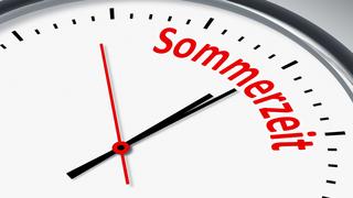 Ein simples Ziffernblatt mit der Aufschrift: Sommerzeit McPGAN *** A simple dial with the inscription Summertime McPGAN McPGAN  