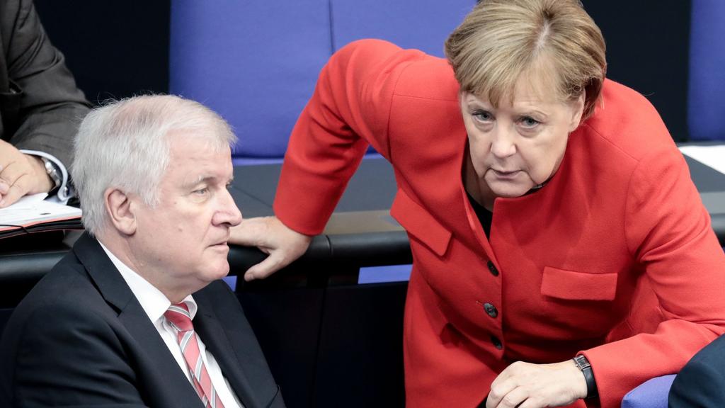 Angela Merkel bemühte sich im Bundestag um Entspannung, Innenminister Seehofer will Hans-Georg Maaßens Erklärungen abwarten.