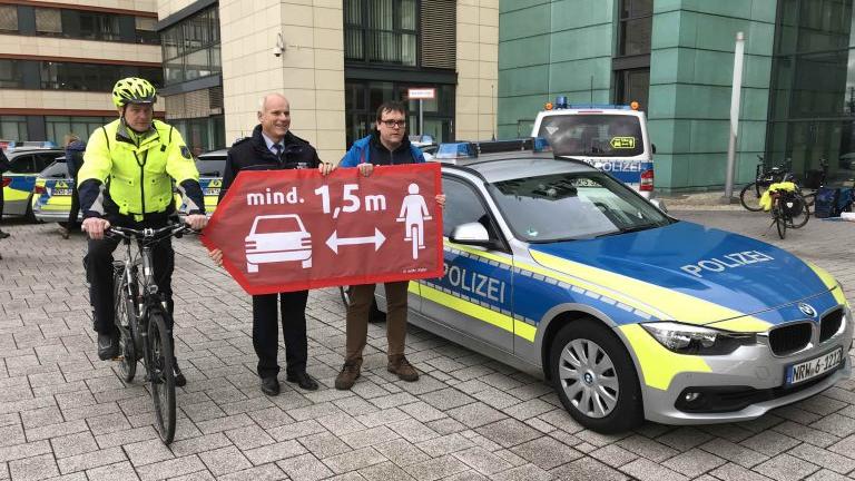 ADFC und Polizei Köln präsentieren Mindestabstands-Kampagne