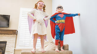 Junge und Mädchen als Superhelden
