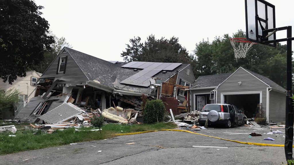 14.09.2018, USA, Lawrence: Ein zerstörtes Haus ist nach einer Reihe von Gasexplosionen in der Gegend zu sehen. In der Nähe von Boston sind nach einem Problem mit der Gasversorgung Dutzende Häuser in Brand geraten und Zehntausende Menschen aus ihren W