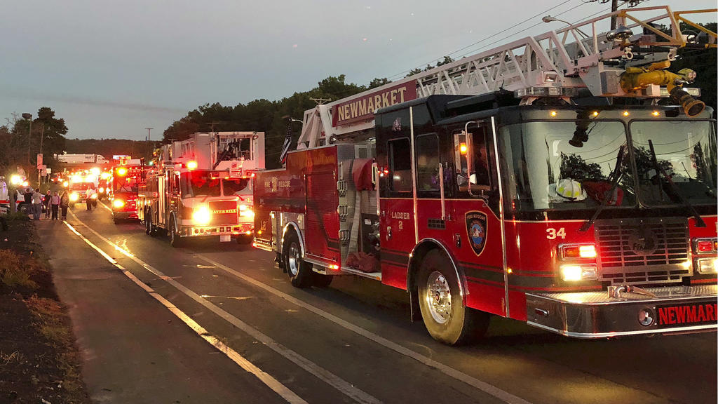 13.09.2018, USA, Lawrence: Mehrere Feuerwehrfahrzeuge aus den umliegenden Gemeinden kommen in Lawrence an. In der Nähe von Boston sind nach einem Problem mit der Gasversorgung Dutzende Häuser in Brand geraten und Zehntausende Menschen aus ihren Wohnu
