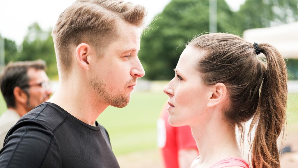 Der gutaussehende Kollege Florian Berger (Bastian Semm) weckt Heikes (Katrin Hoeft) Kampfgeist beim Firmenlauf.