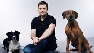Martin Rütter mit seinen Hunden 'Abbey' (r.) und 'Emma'.