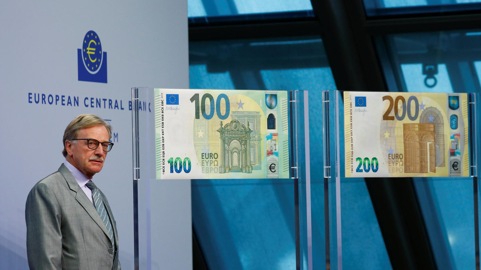 Yves Mersch, member of the Executive Board of the European Central Bank (ECB), presents the new 100- and 200-euro banknotes at the ECB.