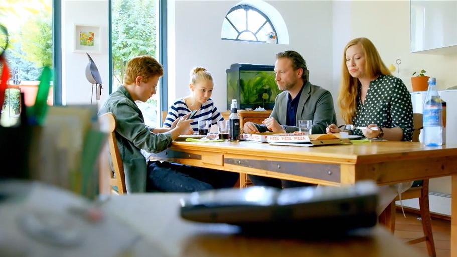 Die Stimmung beim ersten Abendessen zu viert könnte eindeutig besser sein...