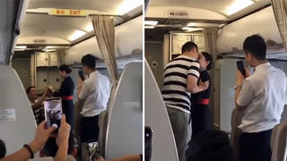 Eine Stewardess der China Eastern Airlines bekommt an Bord eines Flugzeugs einen Heiratsantrag und wird dafür gekündigt.