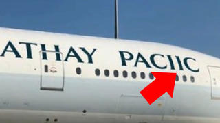 Dem Flugzeug von Cathay Pacific fehlt ein F im Namensschriftzug der Airline.