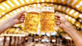 Oktoberfest: Anstoßen mit zwei Maß Bier
