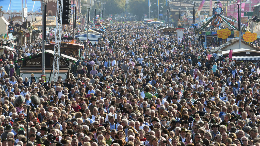 ARCHIV - 24.09.2017, Bayern, Munich: Menschenmassen drängen zu Beginn des Oktoberfest 2017 über die Strassen des Festgeländes. (zu dpa-Korr: «Vom Anbandeln und Kronprinz Ludwig - Wissenswertes zu der Wiesn» vom 16.9.2018) Foto: Tobias Hase/dpa +++ dp