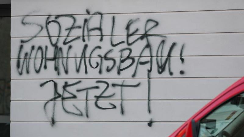 Graffiti «Sozialer Wohnungsbau! Jetzt!» an einem Wohnhaus