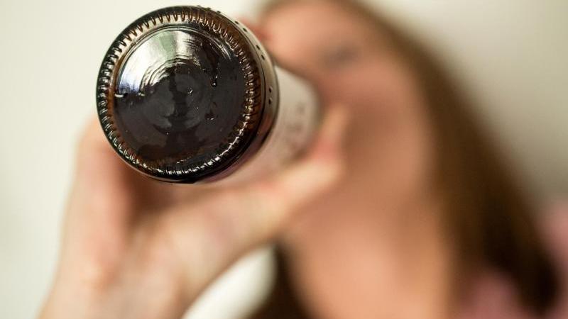 2002 tranken noch knapp 30 Prozent der deutschen Teenager wöchentlich Alkohol. 2014 lag die Zahl nur noch bei etwa 12,5 Prozent. Foto: Alexander Heinl