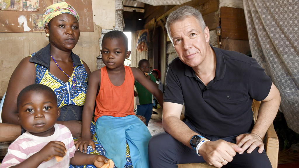 Peter Kloeppel stellt als Pate von 'RTL - Wir helfen Kindern' ein Projekt zur Verbesserung der augenmedizinischen Versorgung für blinde und sehbehinderte Kinder in Kamerun (Afrika) vor. 