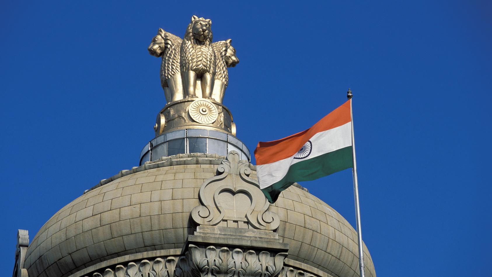 Indische Flagge vor Parlamentsgebäude