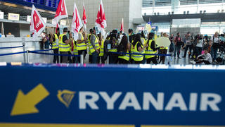 ARCHIV - 12.09.2018, Hessen, Frankfurt/Main: Mitarbeitern der Fluglinie Ryanair haben sich zu einem 24 Stunden dauernden Warnstreiks vor dem Check-in Schalter der irischen Fluggesellschaft versammelt haben.   (zu dpa «Pilotengewerkschaft ruft zu Streiks bei Ryanair auf» vom 27.09.2018) Foto: Silas Stein/dpa +++ dpa-Bildfunk +++