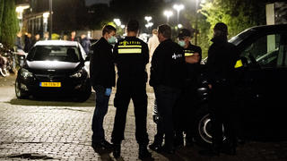 Die Polizei bei einer Hausdruchsuchung in Vlaardingen im Zusammenhang mit einer großen Anti-Terror-Operation, bei der sieben Männer in Weert und Arnheim verhaftet wurden.