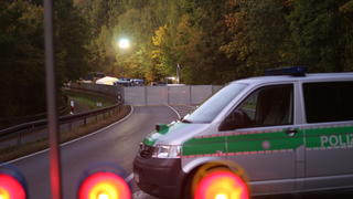 29.09.2018, Bayern, Naila: Die Staatsstraße zwischen Naila und Bad Streben wird aufgegraben. Nach eingegangenen Hinweisen sucht die Polizei nach Leichenteilen einer seit run 30 Jahren vermissten Frau. (zu dpa "Polizei sucht nach Leichenteilen einer seit rund 30 Jahren Vermissten" vom 29.09.2018) Foto: Fricke/News5/dpa +++ dpa-Bildfunk +++