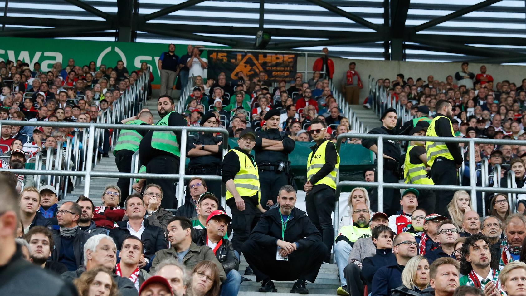 Nachdem ein Fan auf der Tribüne einen Herzstillstand erlitten hatte, stellten die Fans im Augsburger Stadion ihren Support zwischenzeitlich ein