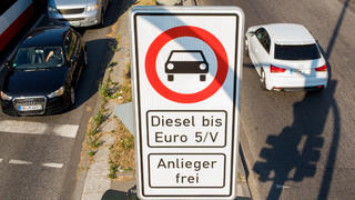 ARCHIV - 31.05.2018, Hamburg: Ein Fahrverbotsschild für Fahrzeuge mit Diesel-Motor bis Euro5 steht an der Max-Brauer-Allee (Aufnahme mit Drohne). Wegen zu schmutziger Luft gilt in Hamburg auf einigen Straßen ein Fahrverbot. Nach jahrelangen Diskussionen über zu schmutzige Luft in deutschen Städten sollen Einwohner und Millionen Diesel-Besitzer Klarheit über neue Gegenmaßnahmen bekommen. Die Spitzen von Union und SPD wollen am Montagabend (01.10.2018) eine Einigung auf ein Paket erreichen, das Diesel-Fahrverbote in weiteren Städten abwenden soll. (Zu dpa "Koalition will Klarheit für Diesel-Besitzer schaffen") Foto: Daniel Bockwoldt/dpa +++ dpa-Bildfunk +++