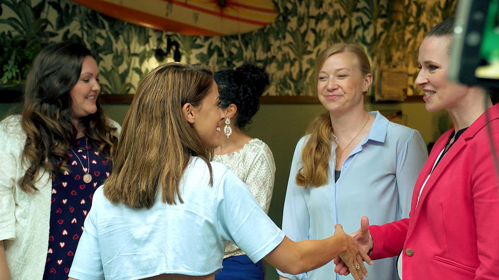 Vanessa Mai und die Schauspielerinnen Sarah Victoria Schalow, Shirin Soraya, Franziska Arndt und Katrin Höft lernen sich kennen.