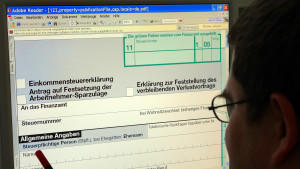 ARCHIV - Am Computer-Bildschirm schaut sich in Rostock ein junger Mann das Formular für die Einkommensteuererklärung an, bevor er mit dem Ausfüllen beginnt (Archivfoto vom 03.03.2006). Die Steuererklärung per Mausklick wird immer populärer. Nach Angaben der Oberfinanzdirektion Karlsruhe ist die Zahl der elektronisch abgegebenen Steuererklärungen in Baden-Württemberg seit Einführung des Computerprogramms ELSTER kräftig gestiegen. Rund 14 Prozent der Bürger nutzten schon diesen Weg, teilte das Oberfinanzpräsidium am Mittwoch (30.05.2007) mit. Foto: Bernd Wüstneck dpa/lsw (zu lsw "Thema des Tages" vom 30.05.2007) +++(c) dpa - Bildfunk+++