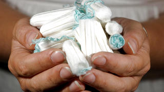 ILLUSTRATION - Eine Frau hält am 10.07.2010 Tampons in ihren Händen.