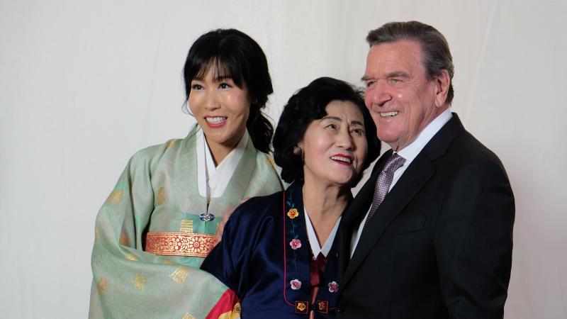 Altkanzler Schröder feiert Hochzeitsparty