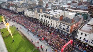 Bilder vom Start des Halbmarathons in Cardiff, Wales.