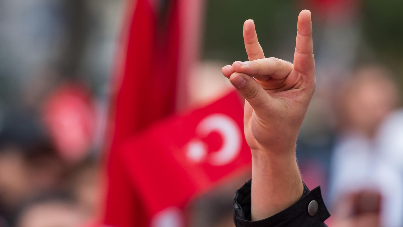 Der "Wolfsgruß" gilt als Zeichen von türkischen Ultra-Nationalisten.
