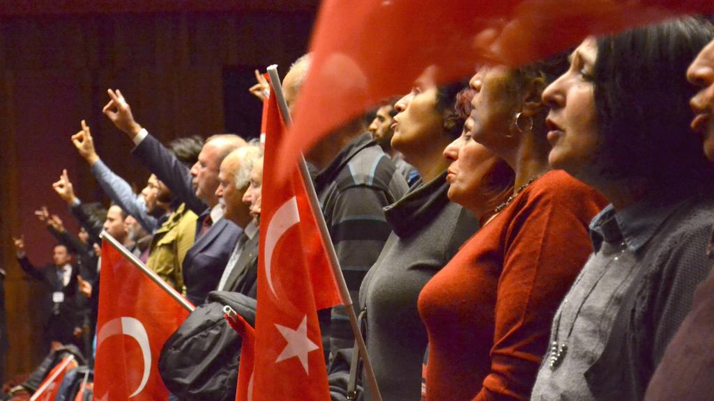 Unterstützer von Sinan Ogan stehen am 10.03.2017 vor einem Auftritt von Ogan in Istanbul auf, um die türkische Nationalhymne zu singen.
