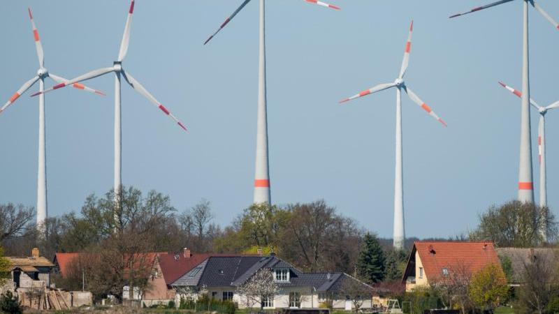 Lärm kann krank machen: Für Windenergieanlagen empfiehlt die WHO, dass die Lärmbelastung tagsüber nicht über 45 Dezibel liegen sollte. Foto: Patrick Pleul
