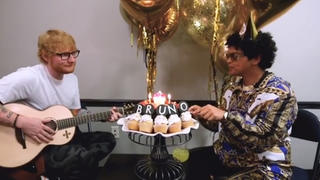 Zum Geburtstag: Ed Sheeran singt für Bruno Mars.