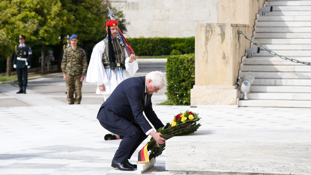 Der deutsche Bundespräsident Frank-Walter Steinmeier legt anlässlich seines Antrittsbesuches und Treffen mit dem griechischen Staatspräsidenten Prokopis Pavlopoulos und dem griechischen Ministerpräsidenten Alexis Tsipras am 07. April 2017 einen Kranz