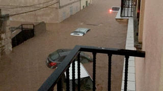 HANDOUT - 10.10.2018, Spanien, Sant Llorenc: RECROP - Pkw stehen auf einer überfluteten Straße im Wasser. Heftige Unwetter haben auf Mallorca mindestens fünf Menschen getötet und Schwere Sachschäden verursacht. (zu dpa "Mindestens fünf Tote und schwere Schäden bei Unwetter auf Mallorca" vom 10.10.2018) Foto: Policía Nacional/Europa Press/dpa +++ dpa-Bildfunk +++