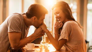 Mann und Frau bei einem romantischen Date