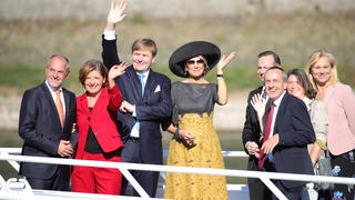 König Willem-Alexander und Königin Máxima der Niederlande auf einer Bootstour auf dem Rhein am 10. Oktober 2018.