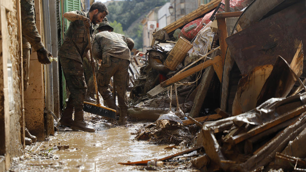 11.10.2018, Spanien, Sant Llorenc Des Cardassar: Spanische Soldaten reinigen eine verschlammte Straße. Verheerende Unwetter auf Mallorca haben am 09.10. mehreren Menschen das Leben gekostet. Foto: Clara Margais/dpa +++ dpa-Bildfunk +++