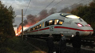 In der Nähe von Montabaur in ein ICE in Brand geraten. Der letzte Zugteil habe aus bisher ungeklärten Gründen Feuer gefangen.