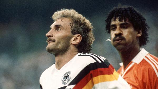 Der Niederländer Frank Rijkaard (r) bespuckt den deutschen Fußballnationalspieler Rudi Völler, nachdem es zuvor zwischen ihnen ein Foulspiel gegeben hat. Beide erhielten nach dieser unrühmlichen Szene im WM-Achtelfinalspiel zwischen Deutschland und d