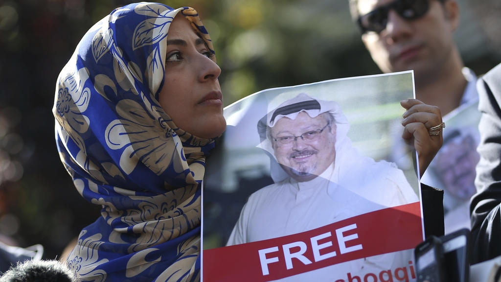 ARCHIV - 05.10.2018, Türkei, Istanbul: Tawakkol Karman, die jemenitische Friedensnobelpreisträgerin aus dem Jahr 2011, hält ein Bild des vermissten saudischen Schriftstellers Dschamal Chaschukdschi, während sie mit Journalisten in der Nähe des saud-i